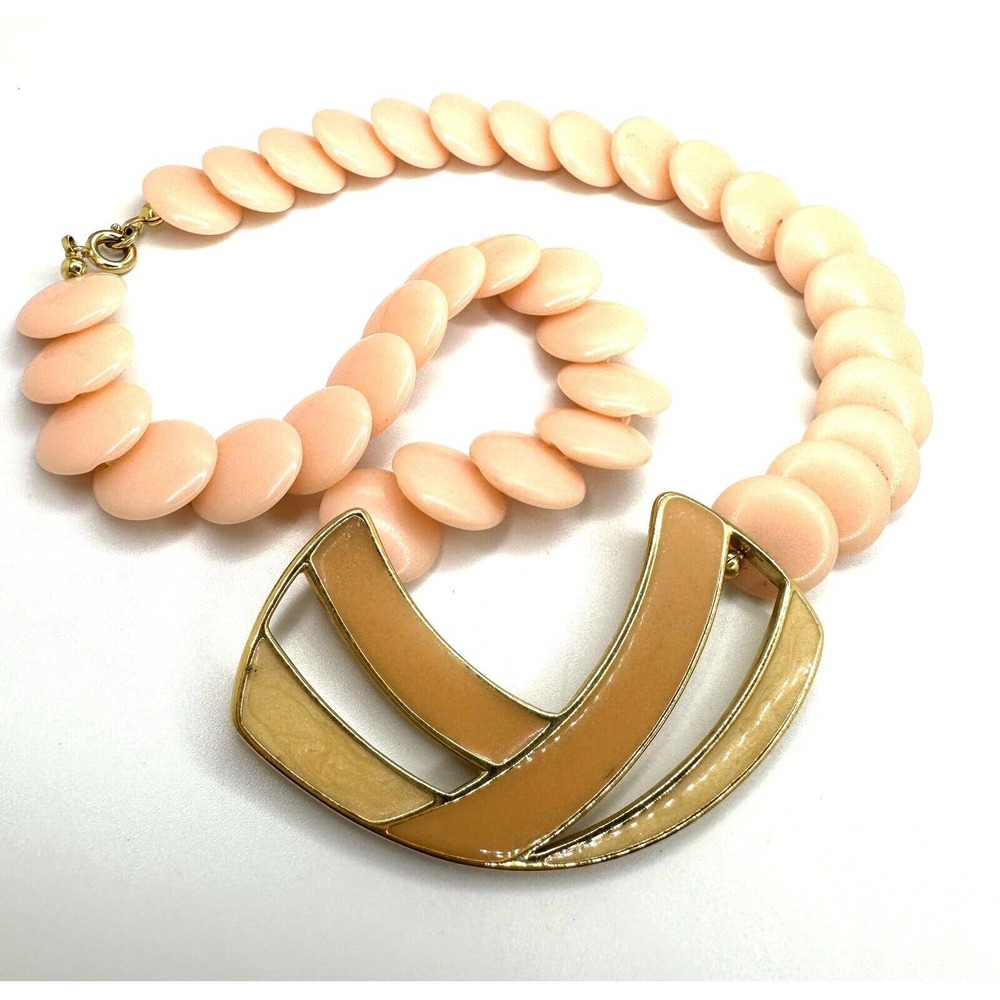 VINTAGE “TRIFARI” BLUSH PINK LUCITE DISC BEAD GOLD TONE ENAMEL PENDANT NECKLACE